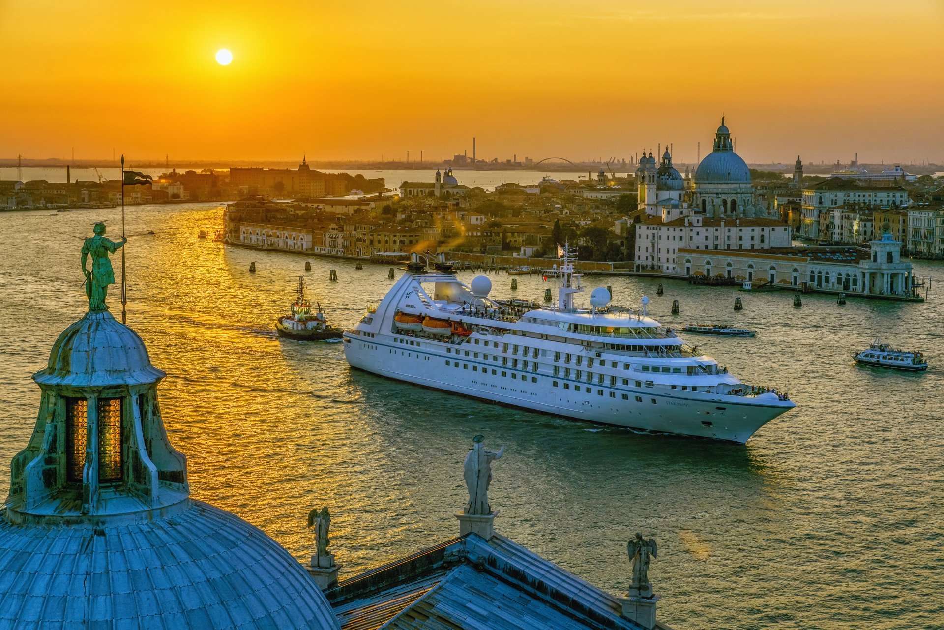 Cruise Ship in Venice, Italy HD Wallpaper