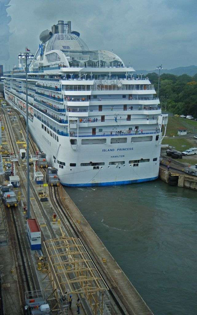 Island Princess passing through Panama Canal lock. #Cruiseships ...