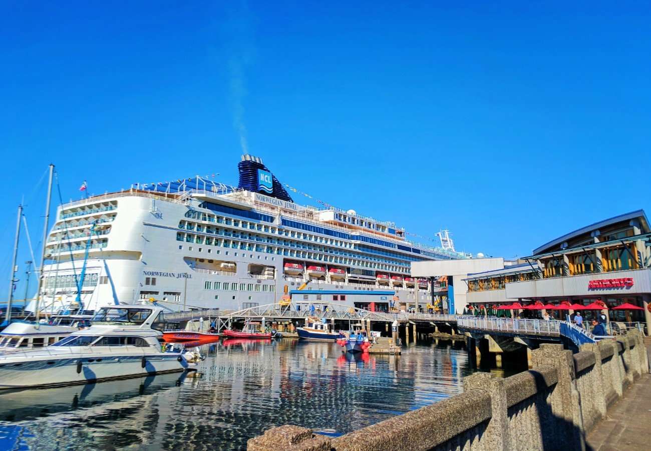 Norwegian Cruise Line ship at Pier 66 Seattle Waterfront 1 ...