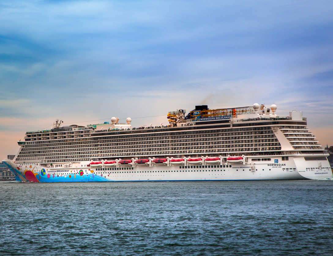 Norwegian cruise ship, Breakaway leaving New York Harbor ...