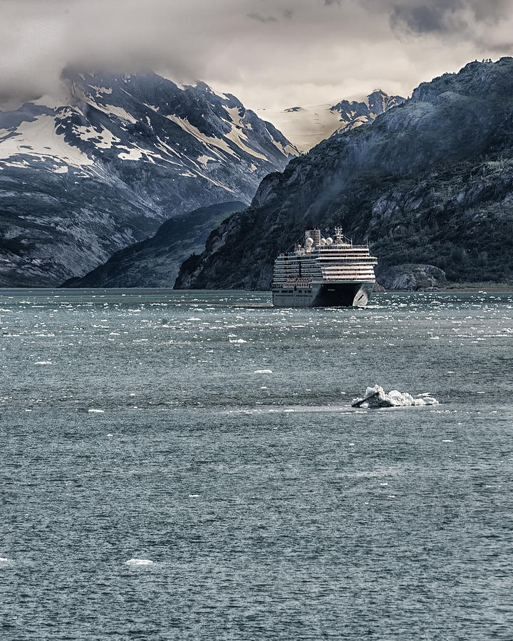 The Oosterdam cruise ship entering Glacier Bay National Park in Alaska ...