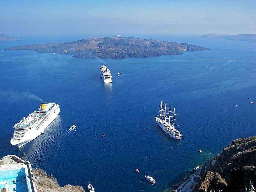 Where Do The Cruise Ships Dock In Santorini